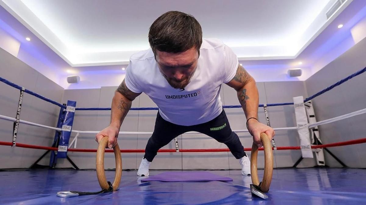 Гора мышц и убийственная мощность: Усик показал, как готовится к Чисоре – видео Гора мышц и убийственная мощность: Усик показал, как готовится к Чисоре – видео