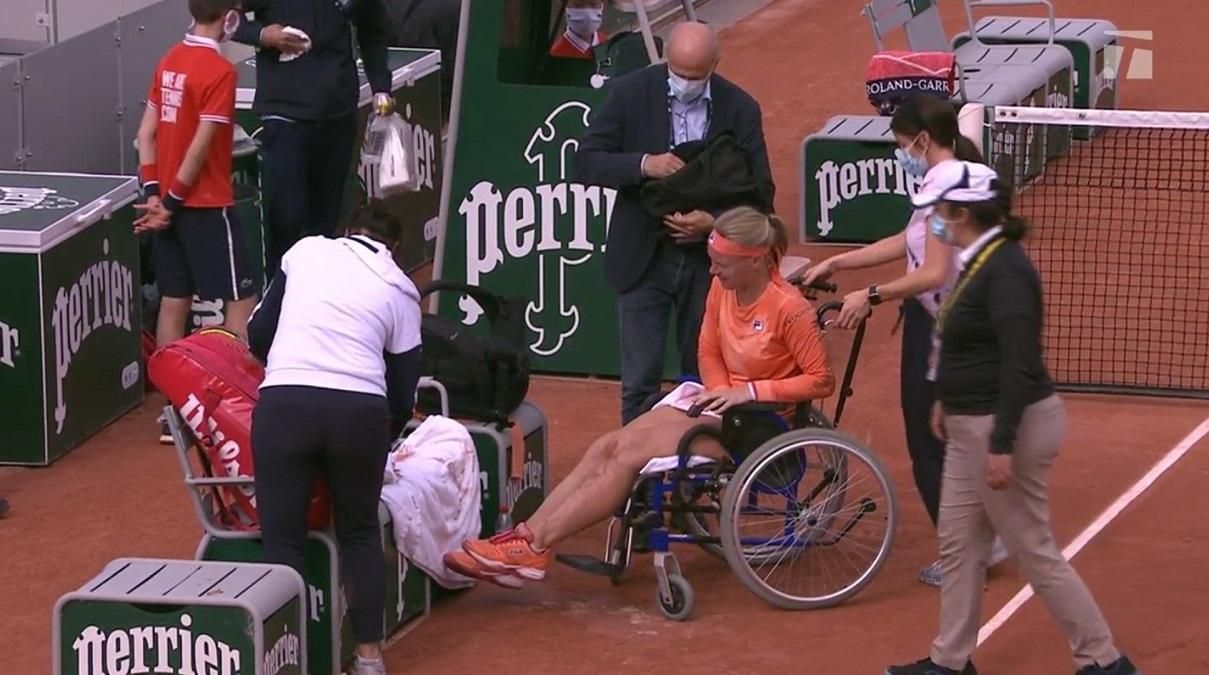 Теннисистка покинула корт в инвалидной коляске – соперница обвинила ее в симуляции: видео