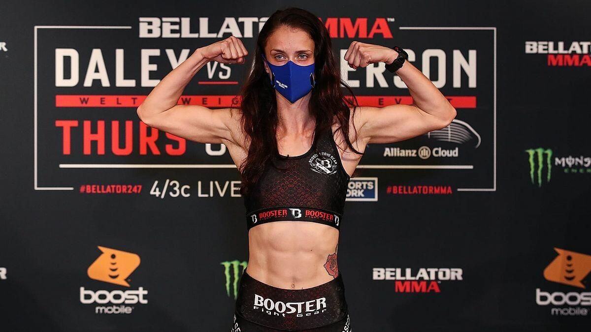 Хруст скорпиона: девушка-боец UFC редким приемом победила соперницу – видео