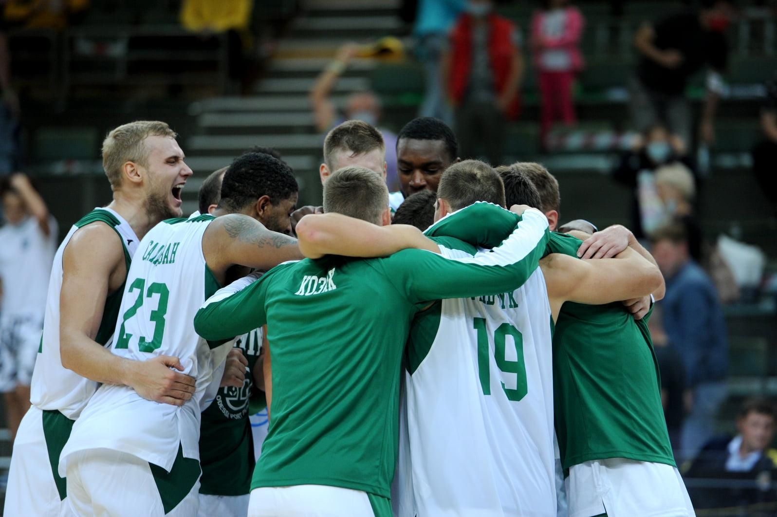 "Химик" выиграл Кубок Украины по баскетболу, забросив решающий мяч вместе с сиреной: видео "Химик" выиграл Кубок Украины по баскетболу, забросив решающий мяч вместе с сиреной: видео