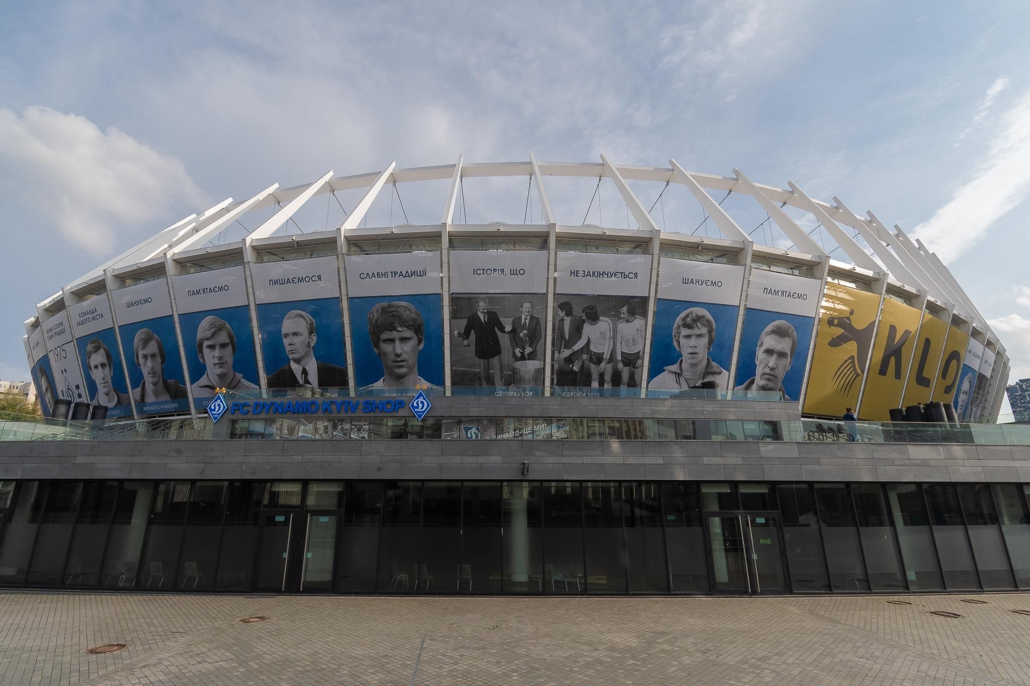 "Динамо" прикрасило НСК "Олімпійський" фотографіями легенд клубу: фото "Динамо" прикрасило НСК "Олімпійський" фотографіями легенд клубу: фото
