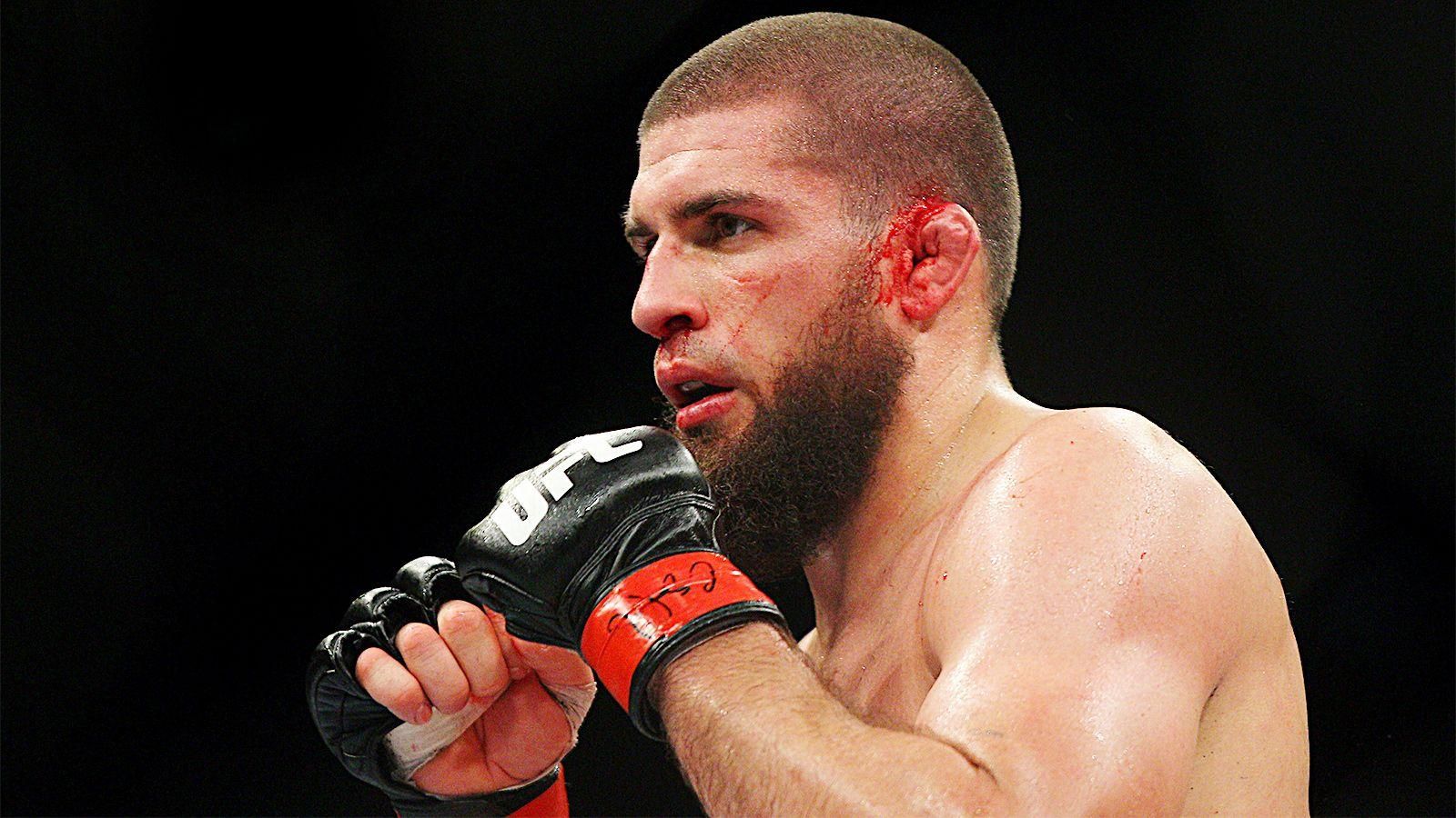 Американский боец самостоятельно вправил себе сломанный нос во время боя UFC: фото Американский боец самостоятельно вправил себе сломанный нос во время боя UFC: фото