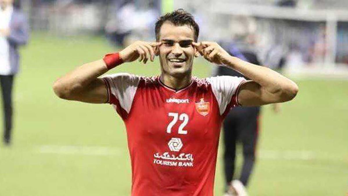 Іранського футболіста Алекасіра дискваліфікували на пів року за святкування забитого голу: відео