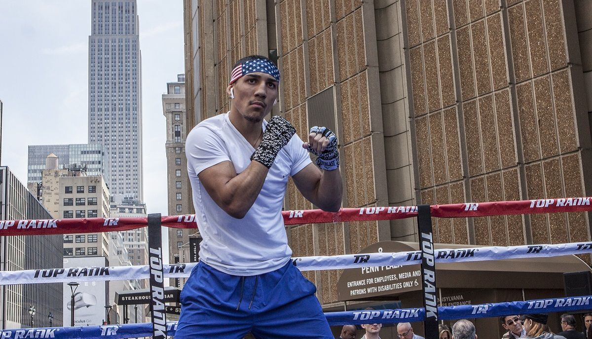 Лопес відлупцював боксерську грушу з фотографією Ломаченка: відео Лопес відлупцював боксерську грушу з фотографією Ломаченка: відео