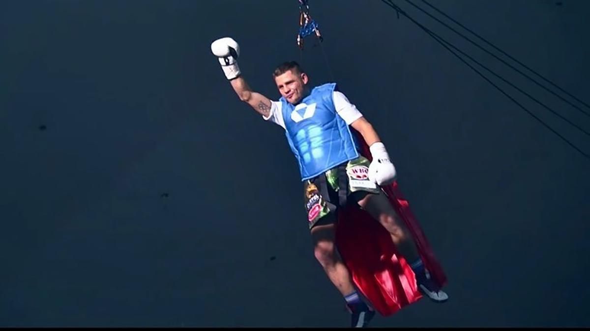 Как Денис Беринчик эффектно спустился на ринг в образе супергероя перед чемпионским боем: видео