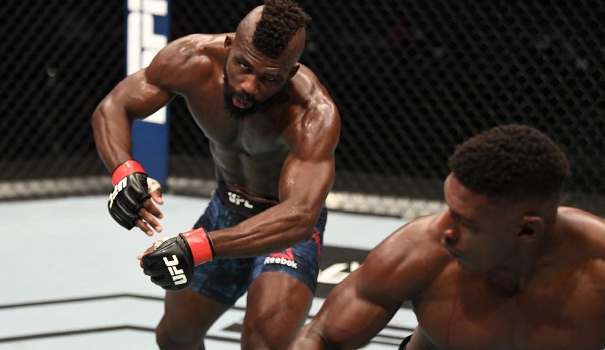 Американец редким ударом с разворота отправил соперника в глубокий нокаут: видео Американец редким ударом с разворота отправил соперника в глубокий нокаут: видео