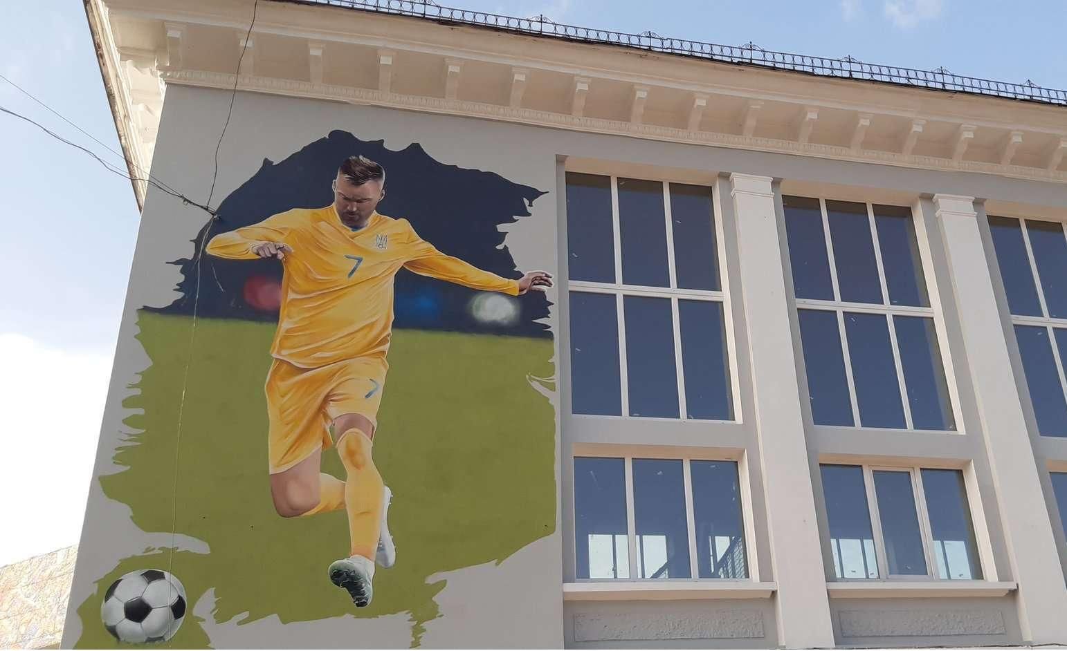 У Чернігові з'явився мурал з Андрієм Ярмоленком: фото та відео У Чернігові з'явився мурал з Андрієм Ярмоленком: фото та відео