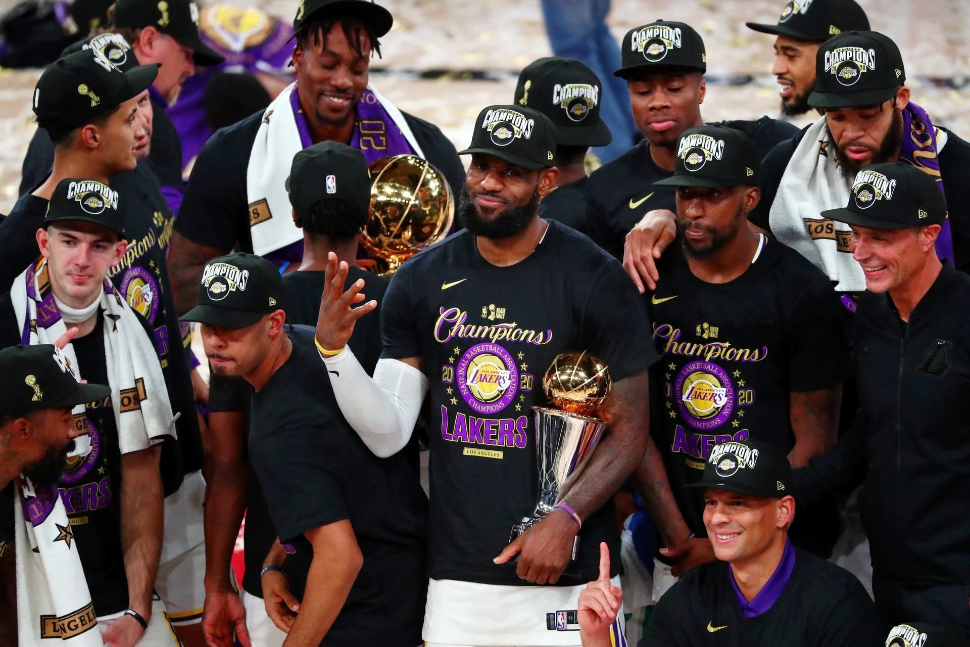 "Лейкерс" вперше за 10 років стали чемпіонами НБА,  Леброна Джеймса визнали MVP