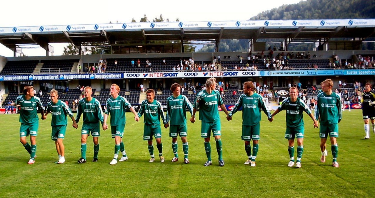 Клуб в Норвегии забив гол-шедевр двумя передачами через все поле: видео