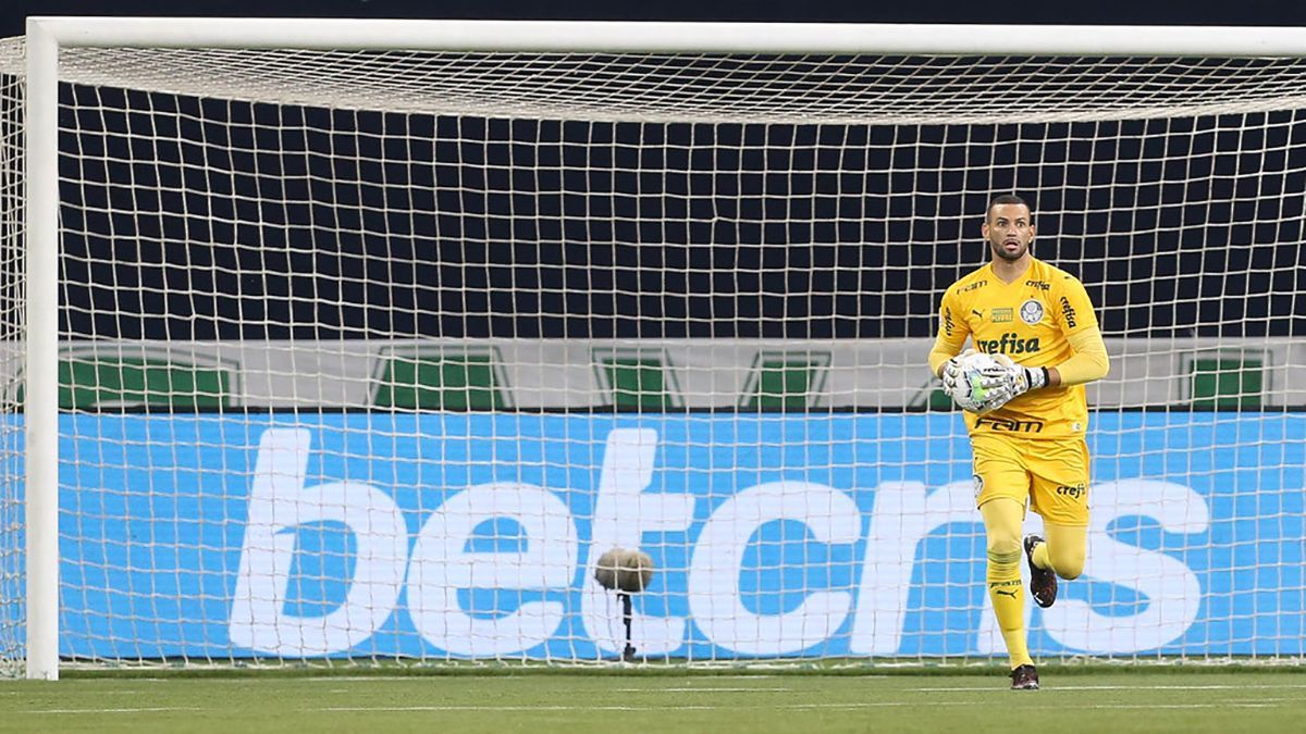 Воротар збив двох суперників одним ударом по м'ячу: курйозне відео Воротар збив двох суперників одним ударом по м'ячу: курйозне відео