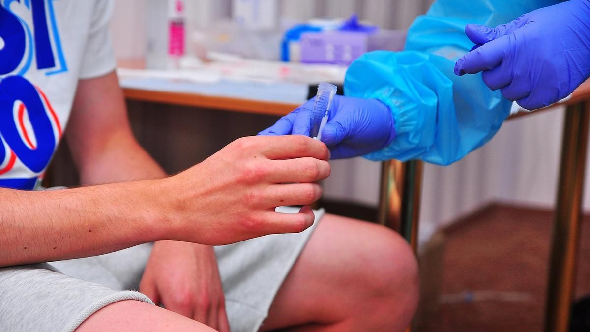 Два футболиста "Львова" заразились коронавирусом перед игрой с "Шахтером" Два футболиста "Львова" заразились коронавирусом перед игрой с "Шахтером"