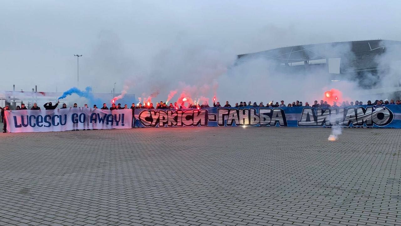 Фанати "Динамо" провели акцію протесту під час матчу проти "Руху": фото та відео Фанати "Динамо" провели акцію протесту під час матчу проти "Руху": фото та відео