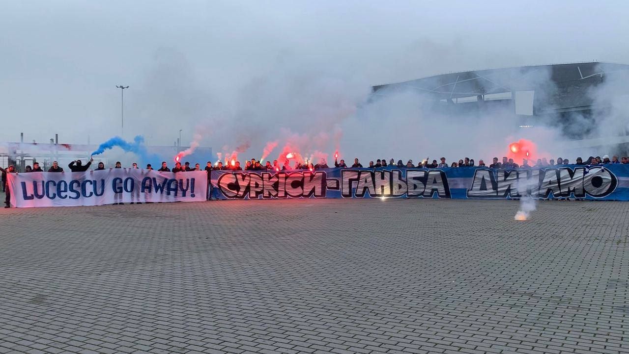 Фанаты "Динамо" провели акцию протеста во время матча против "Руха": фото и видео