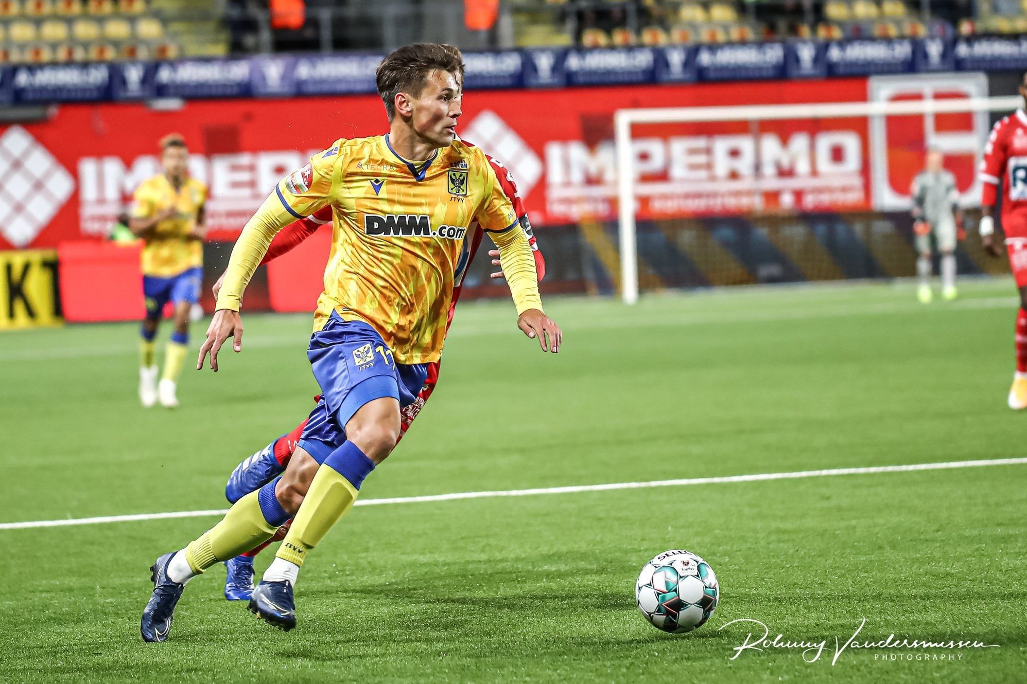 Филиппов забил первый гол за "Синт-Трюйден", эффектно перебросив вратаря: видео Филиппов забил первый гол за "Синт-Трюйден", эффектно перебросив вратаря: видео