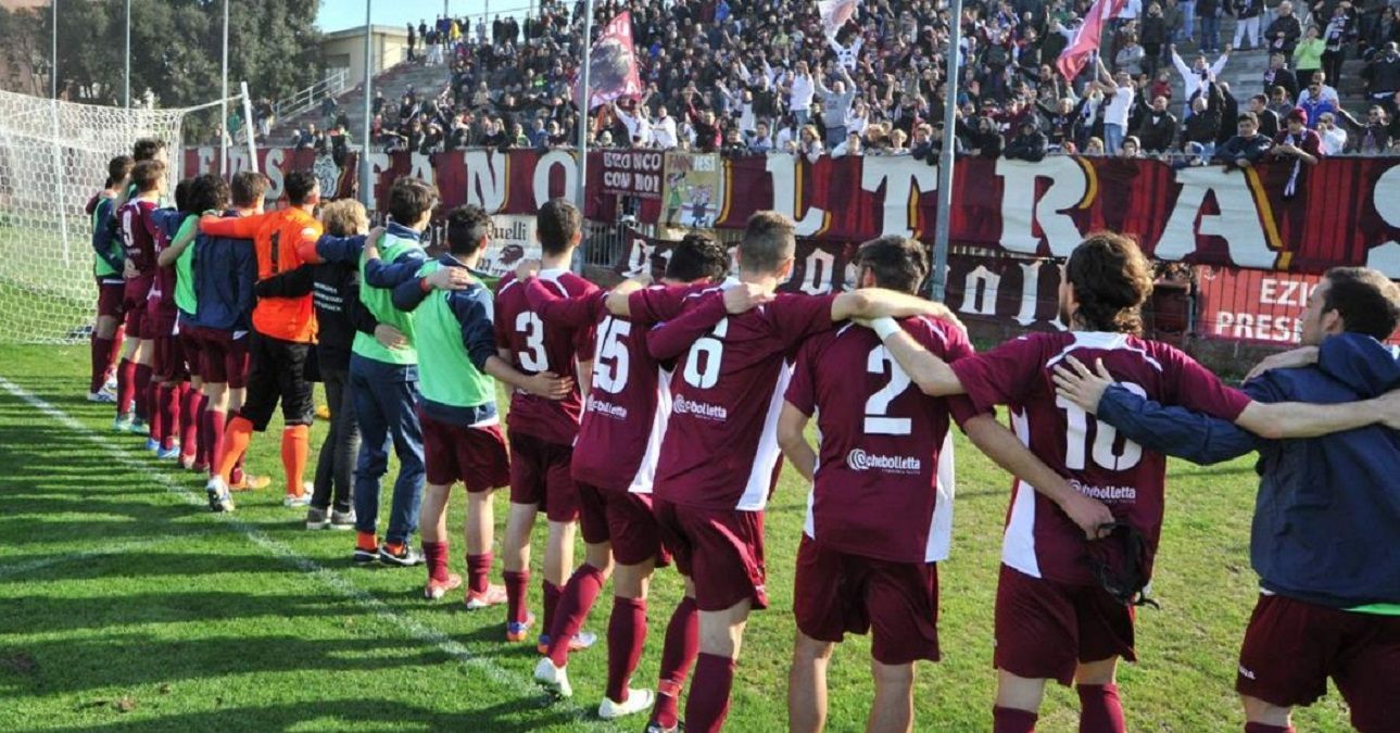 За шиворот голкиперу: защитник в Италии забил феноменальный гол с собственной части поля – видео За шиворот голкиперу: защитник в Италии забил феноменальный гол с собственной части поля – видео