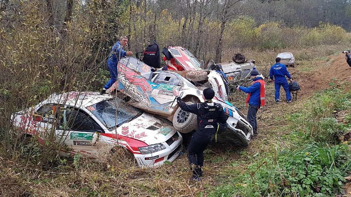 Відразу шість авто карколомно вилетіли в один кювет на ралі в Росії: відео Відразу шість авто карколомно вилетіли в один кювет на ралі в Росії: відео