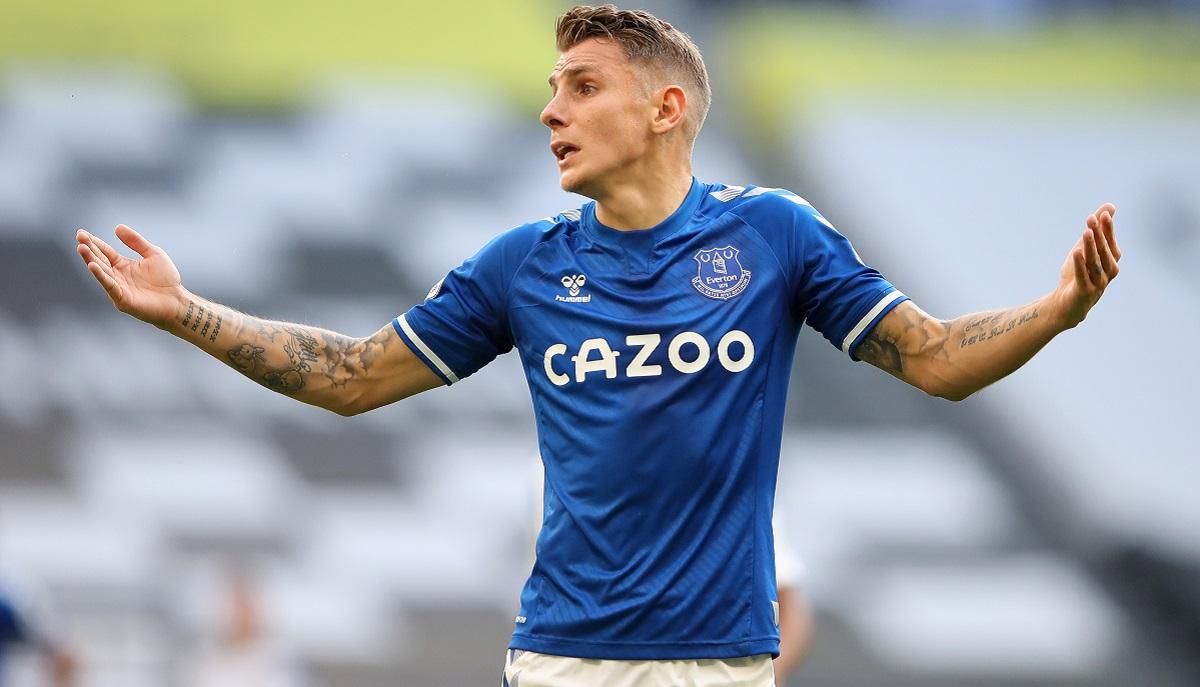 Игрок "Эвертона" хотел стащить красную карточку у судьи, чтобы спасти команду от удаления Игрок "Эвертона" хотел стащить красную карточку у судьи, чтобы спасти команду от удаления