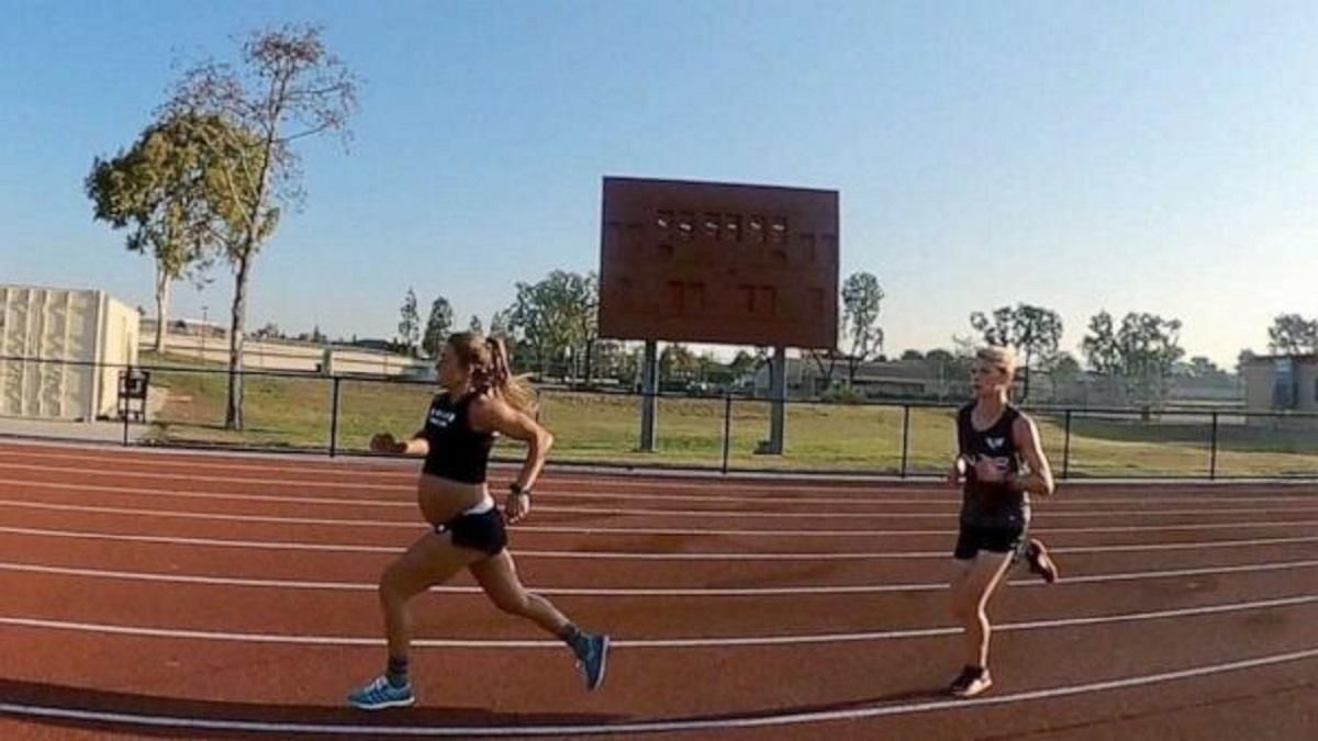 На дев'ятому місяці вагітності: американка пробігла милю за 5 хвилин – шокуюче відео