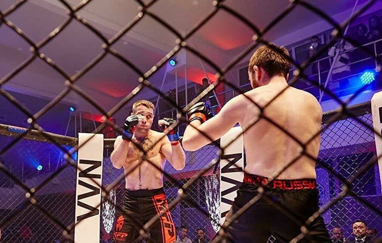 В России на турнире по MMA боец отправил соперника в стоячий нокаут: видео В России на турнире по MMA боец отправил соперника в стоячий нокаут: видео