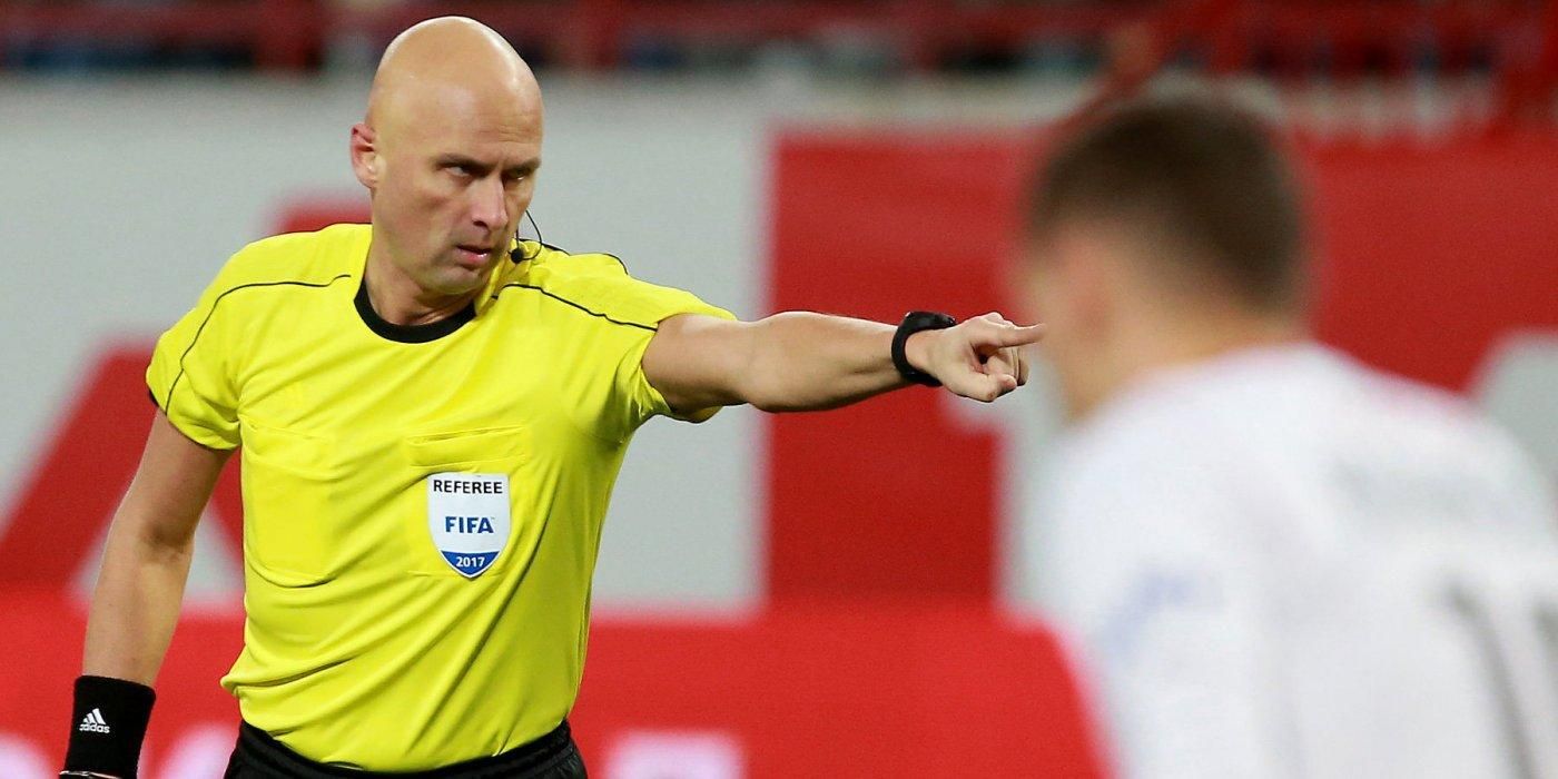 Курьез дня: в Шотландии болельщики не смогли посмотреть матч из-за лысой головы арбитра Курьез дня: в Шотландии болельщики не смогли посмотреть матч из-за лысой головы арбитра