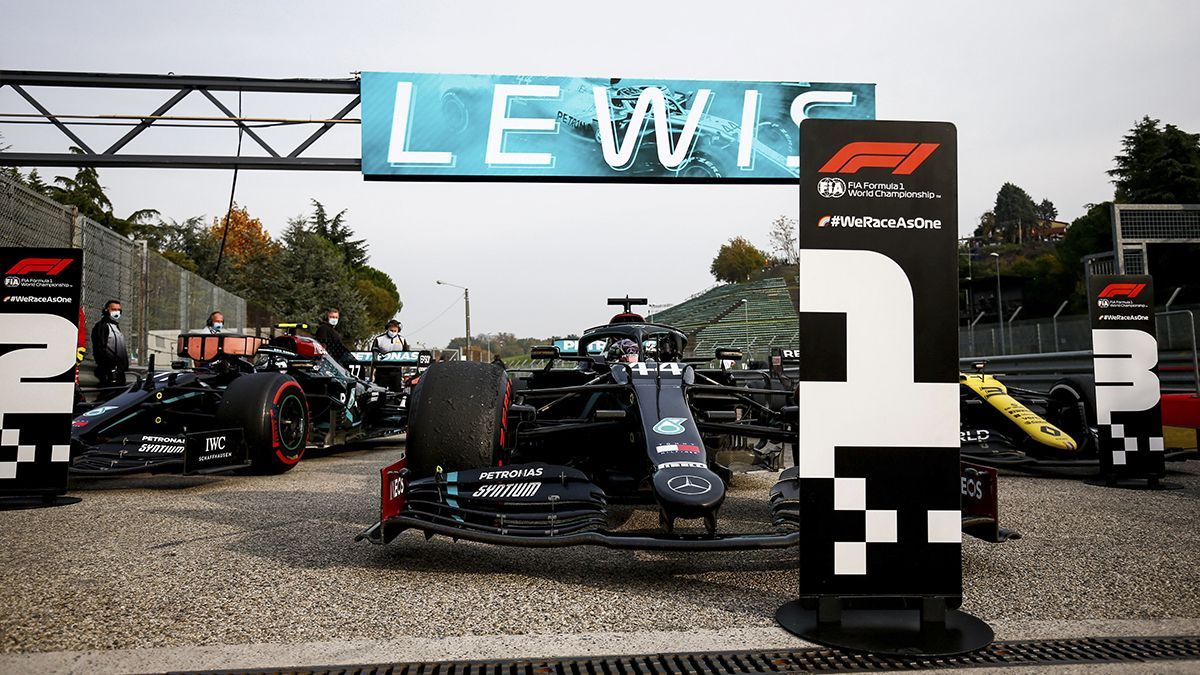 Mercedes в седьмой раз выиграл Кубок конструкторов в Формуле-1