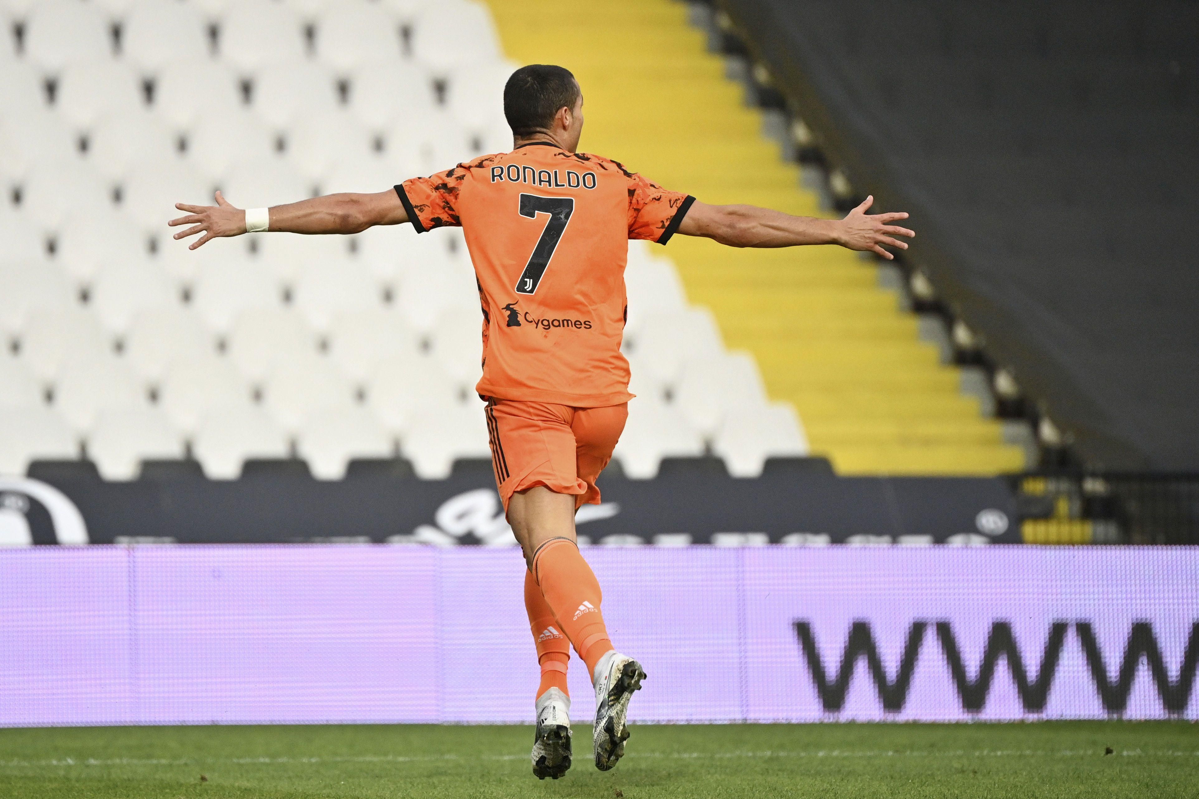 Роналду тріумфально повернувся після карантину, оформивши дубль за "Ювентус": відео Роналду тріумфально повернувся після карантину, оформивши дубль за "Ювентус": відео