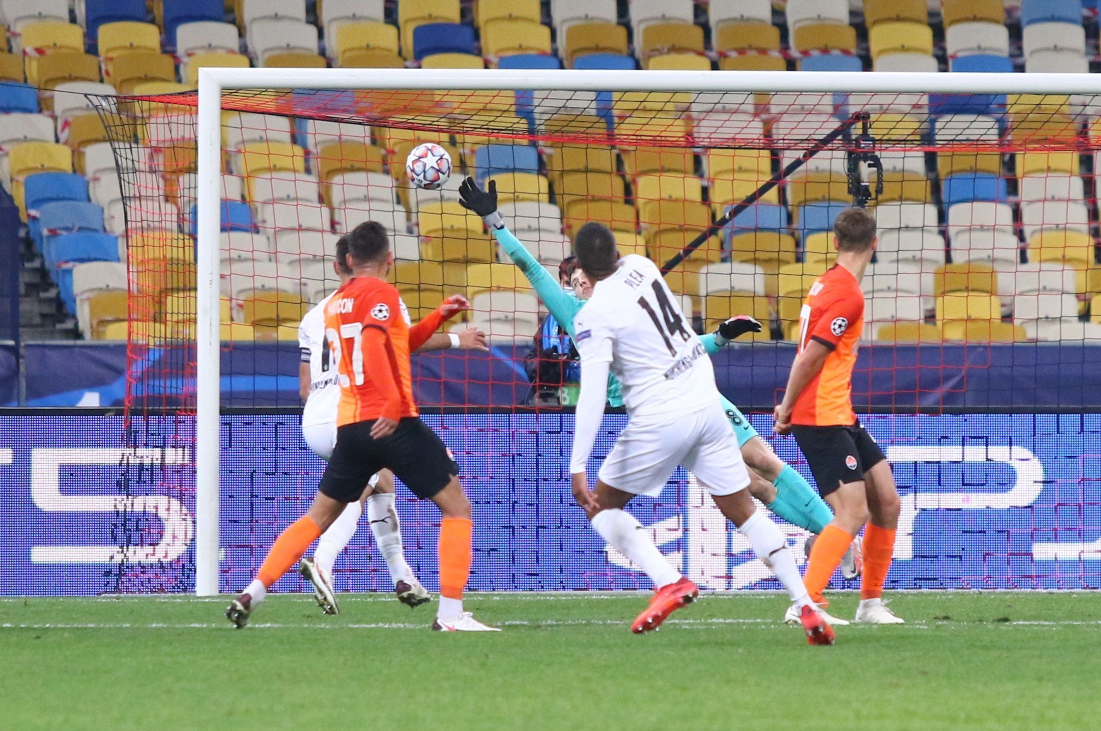 Гладбах захопив Донецьк: як німецькі ЗМІ відреагували на розгромну поразку "Шахтаря" Гладбах захопив Донецьк: як німецькі ЗМІ відреагували на розгромну поразку "Шахтаря"