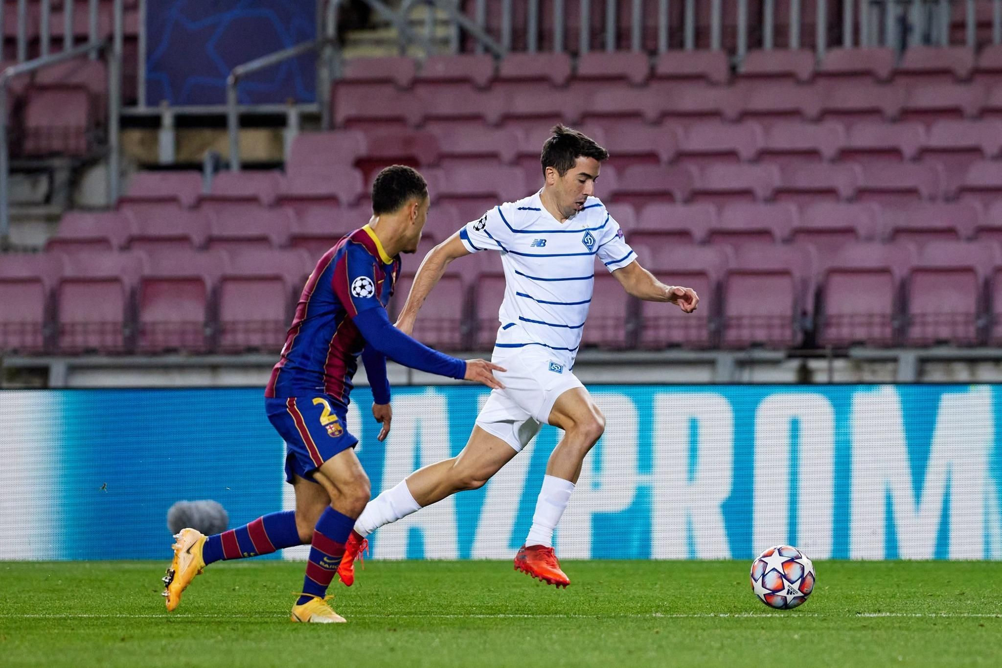 Футболист "Динамо" хитростью получил футболку Месси после матча с "Барселоной" Футболист "Динамо" хитростью получил футболку Месси после матча с "Барселоной"