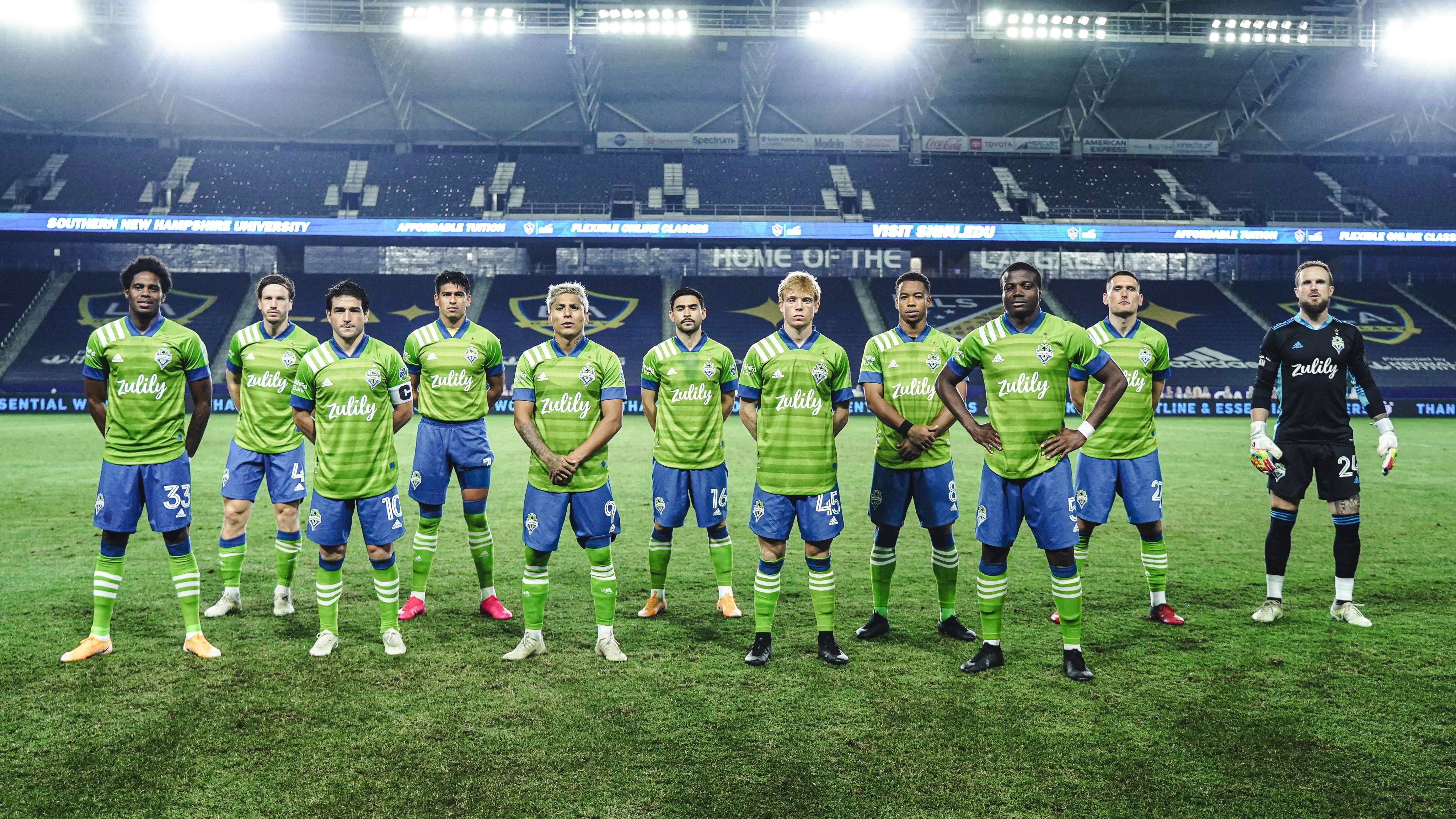 Головой в невероятном прыжке: защитник эффектно спас команду от пропущенного гола – видео Головой в невероятном прыжке: защитник эффектно спас команду от пропущенного гола – видео