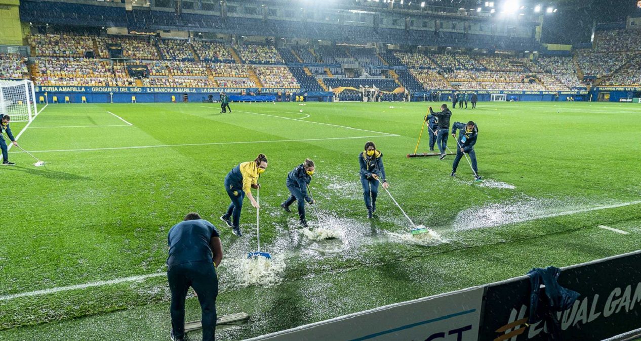 Не поле, а бассейн: безумный ливень едва не сорвал матч Лиги Европы – видео
