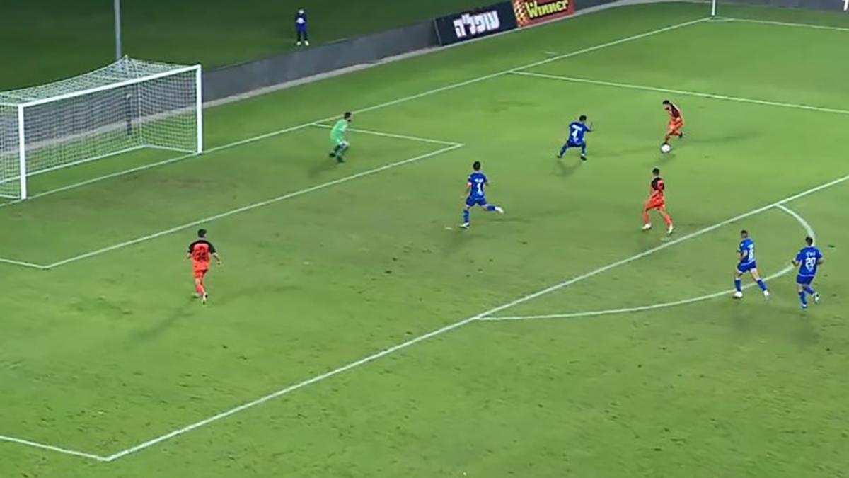 Форвард чотири рази поспіль влучив у рамку воріт під час матчу: курйозне відео Форвард чотири рази поспіль влучив у рамку воріт під час матчу: курйозне відео