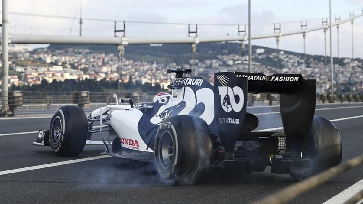 Пилоты Формулы-1 проехались на болидах по улицам Стамбула и пересекли Босфор: впечатляющее видео Пилоты Формулы-1 проехались на болидах по улицам Стамбула и пересекли Босфор: впечатляющее видео