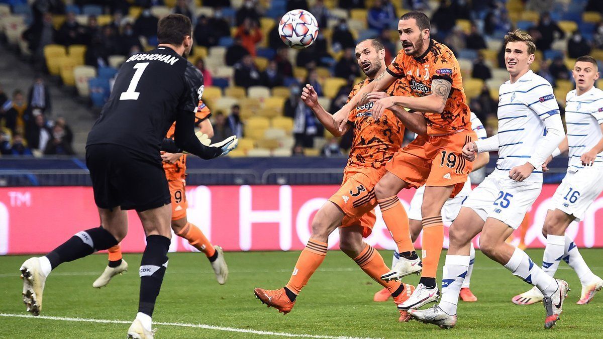 УЄФА покарав "Динамо" за відсутність масок у вболівальників на стадіоні УЄФА покарав "Динамо" за відсутність масок у вболівальників на стадіоні