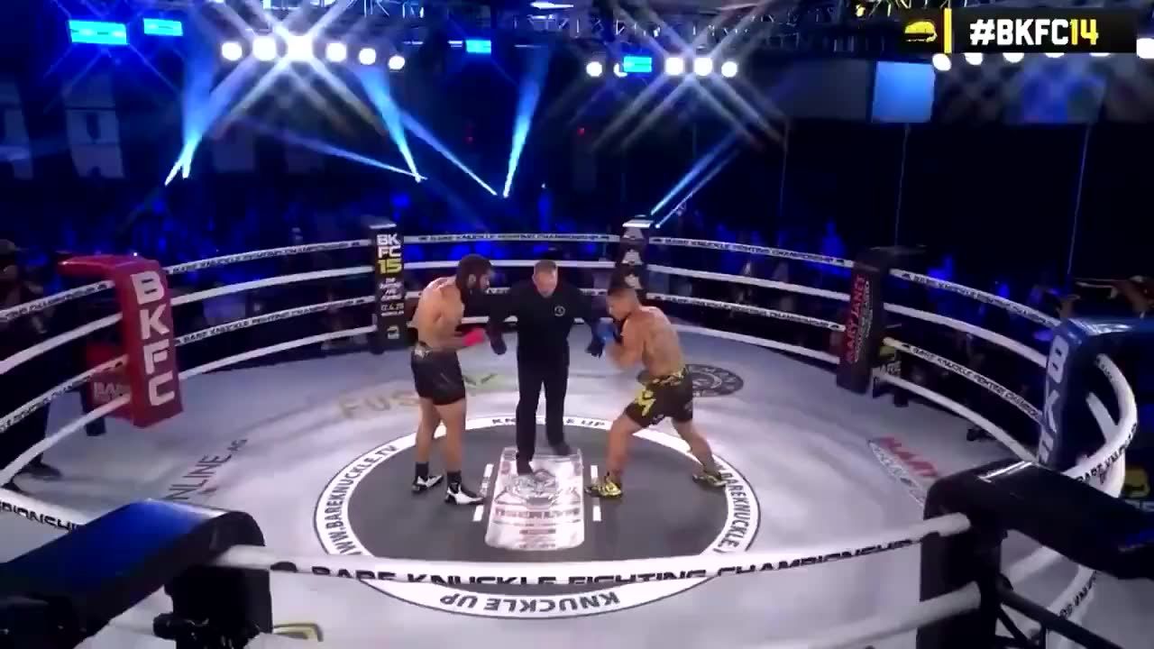 Самый быстрый нокаут в истории: боец одолел "Кинг-Конга" за 3 секунды – видео Самый быстрый нокаут в истории: боец одолел "Кинг-Конга" за 3 секунды – видео