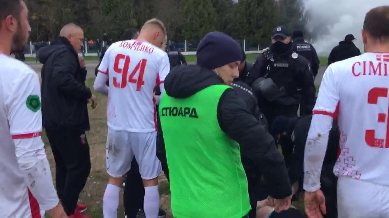 Полиция избила фанатов "Волыни", которые выбежали на поле в матче с "Вересом" – видео