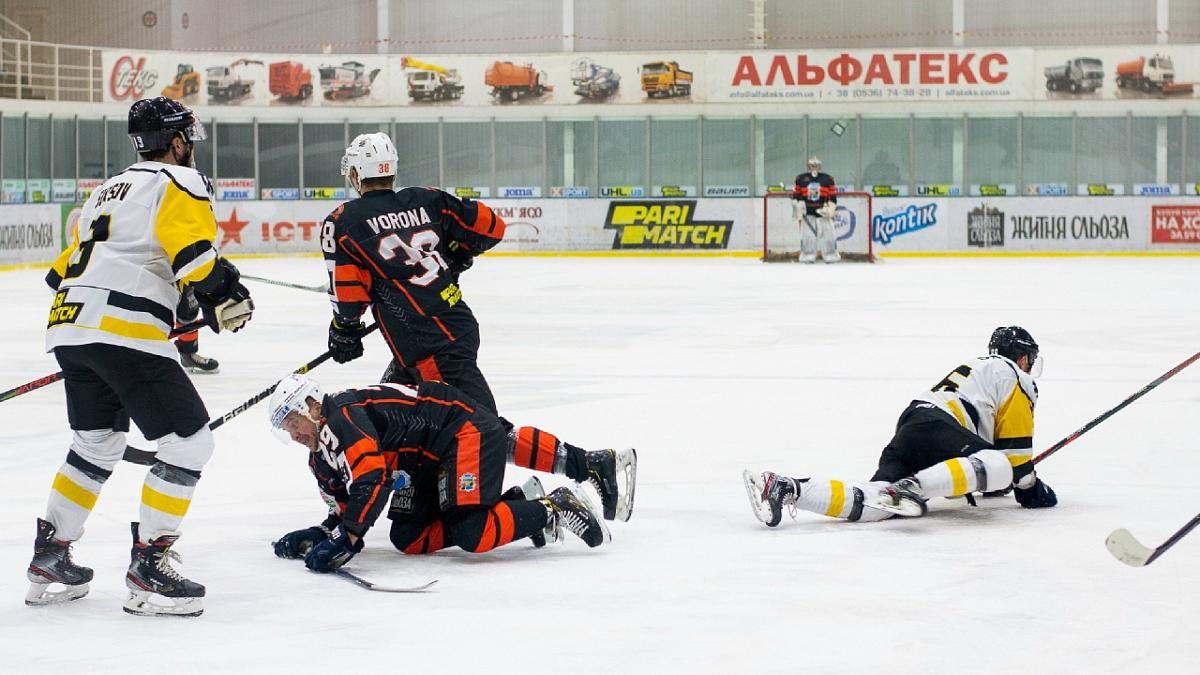 Хоккеисты украинских клубов устроили массовое кулачное побоище на льду: видео драки
