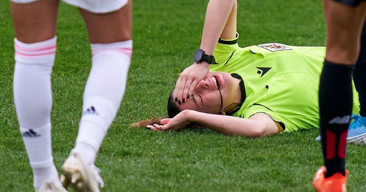 В Іспанії футбольну арбітриню "нокаутували" м'ячем під час матчу: відео інциденту