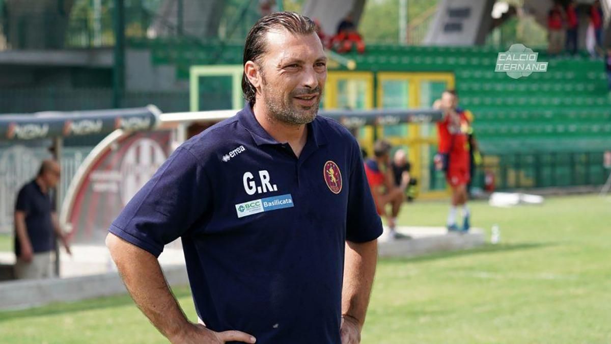 Тренер получил красную карточку, сорвав контратаку соперника коварным фолом: видео Тренер получил красную карточку, сорвав контратаку соперника коварным фолом: видео