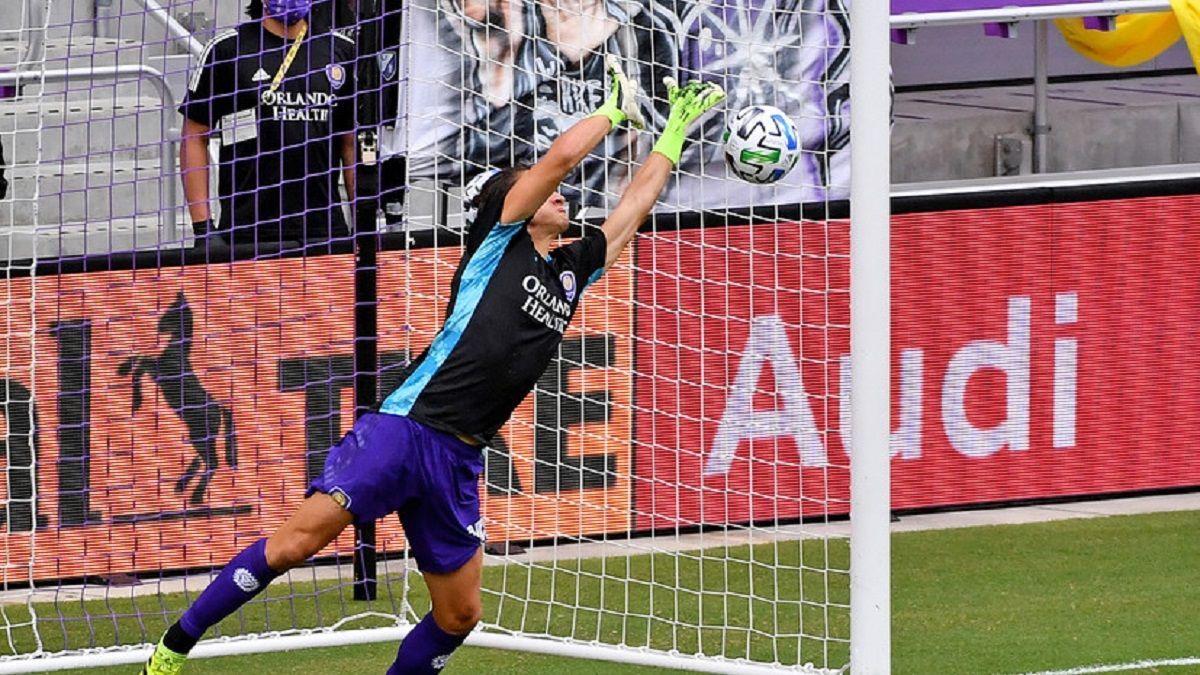 Захисник замість голкіпера став у ворота та у феноменальному стрибку відбив пенальті: відео Захисник замість голкіпера став у ворота та у феноменальному стрибку відбив пенальті: відео