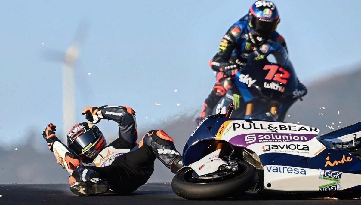 19-летний мотогонщик упал посреди трассы и чудом уклонился от 6 мотоциклов: видео 19-летний мотогонщик упал посреди трассы и чудом уклонился от 6 мотоциклов: видео