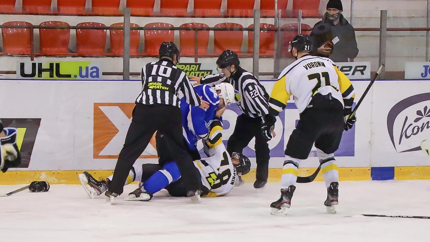 Хокеїст грубо "зрубав" суперника під час гри: між гравцями одразу виникла бійка – відео