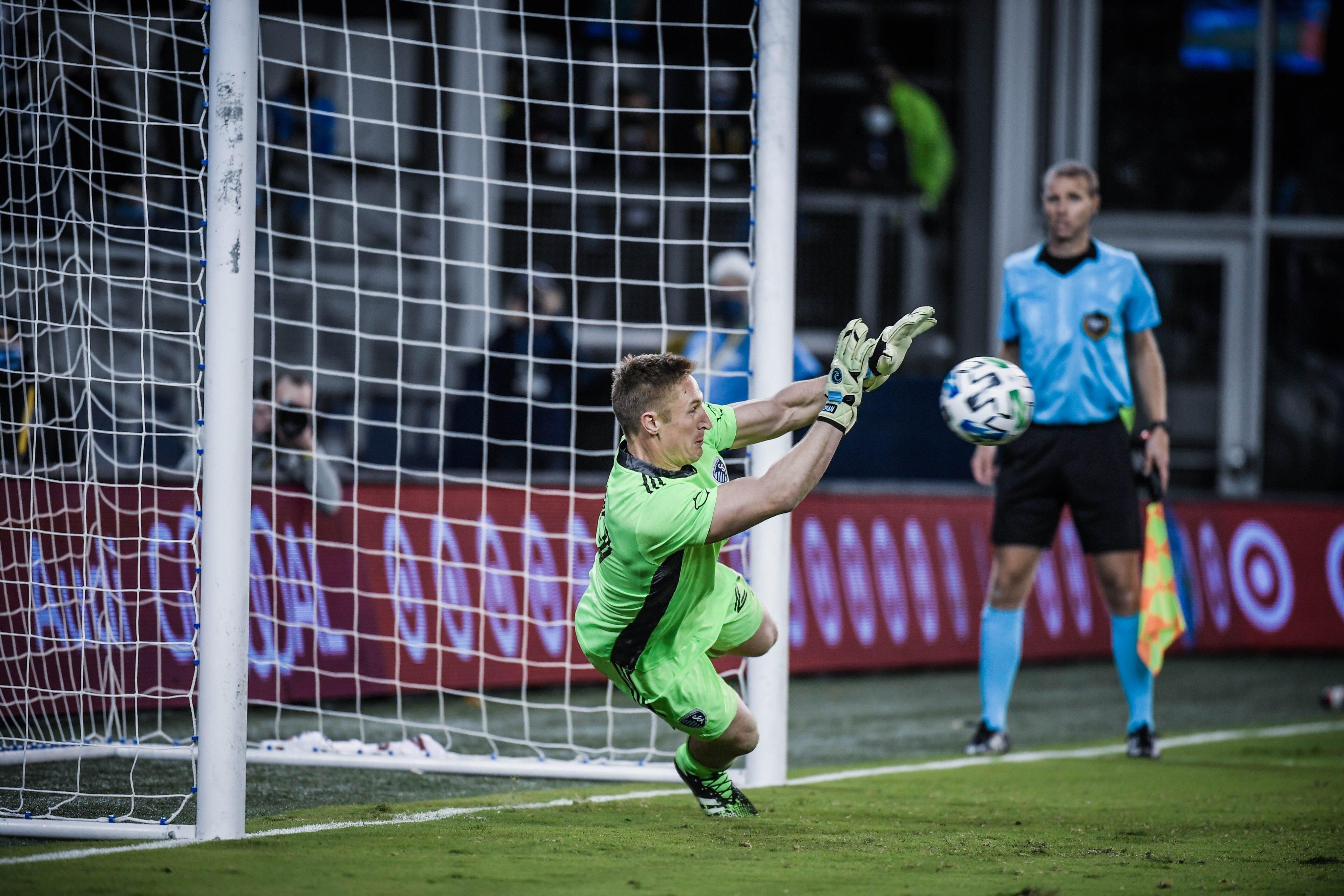 Воротар відбив усі післяматчеві пенальті та вивів команду у чвертьфінал: відео Воротар відбив усі післяматчеві пенальті та вивів команду у чвертьфінал: відео