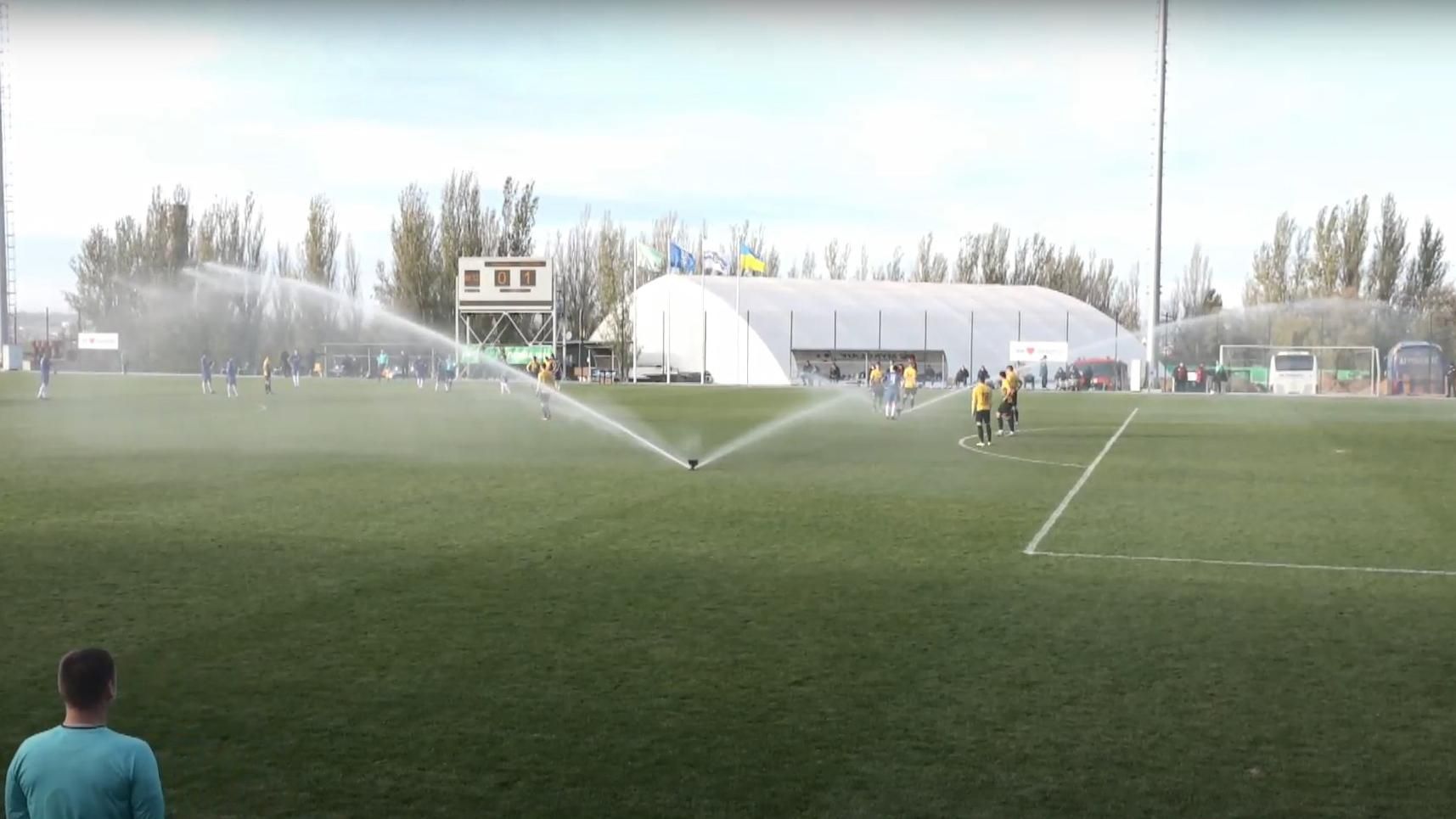 Холодный душ для футболистов: во время матча в Первой лиге неожиданно включился полив поля