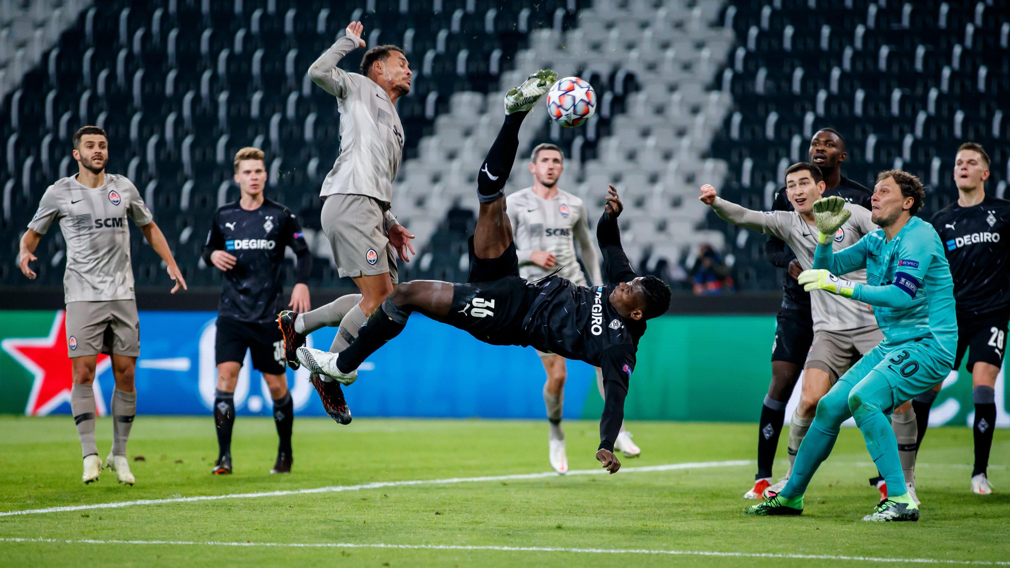 Як "Шахтар" пропустив гол від "Боруссії" ударом в падінні через себе: відео Як "Шахтар" пропустив гол від "Боруссії" ударом в падінні через себе: відео