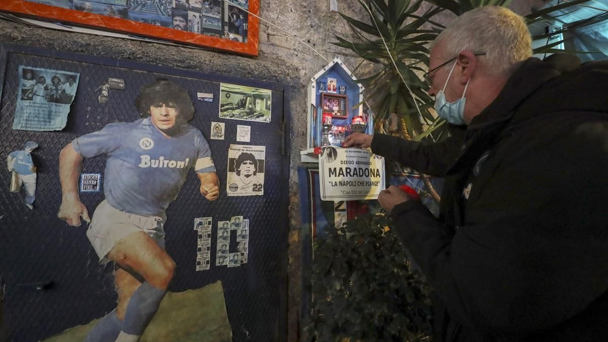 Граффити, файеры и слезы: как фанаты "Наполи" чтят память Марадоны – фото, видео