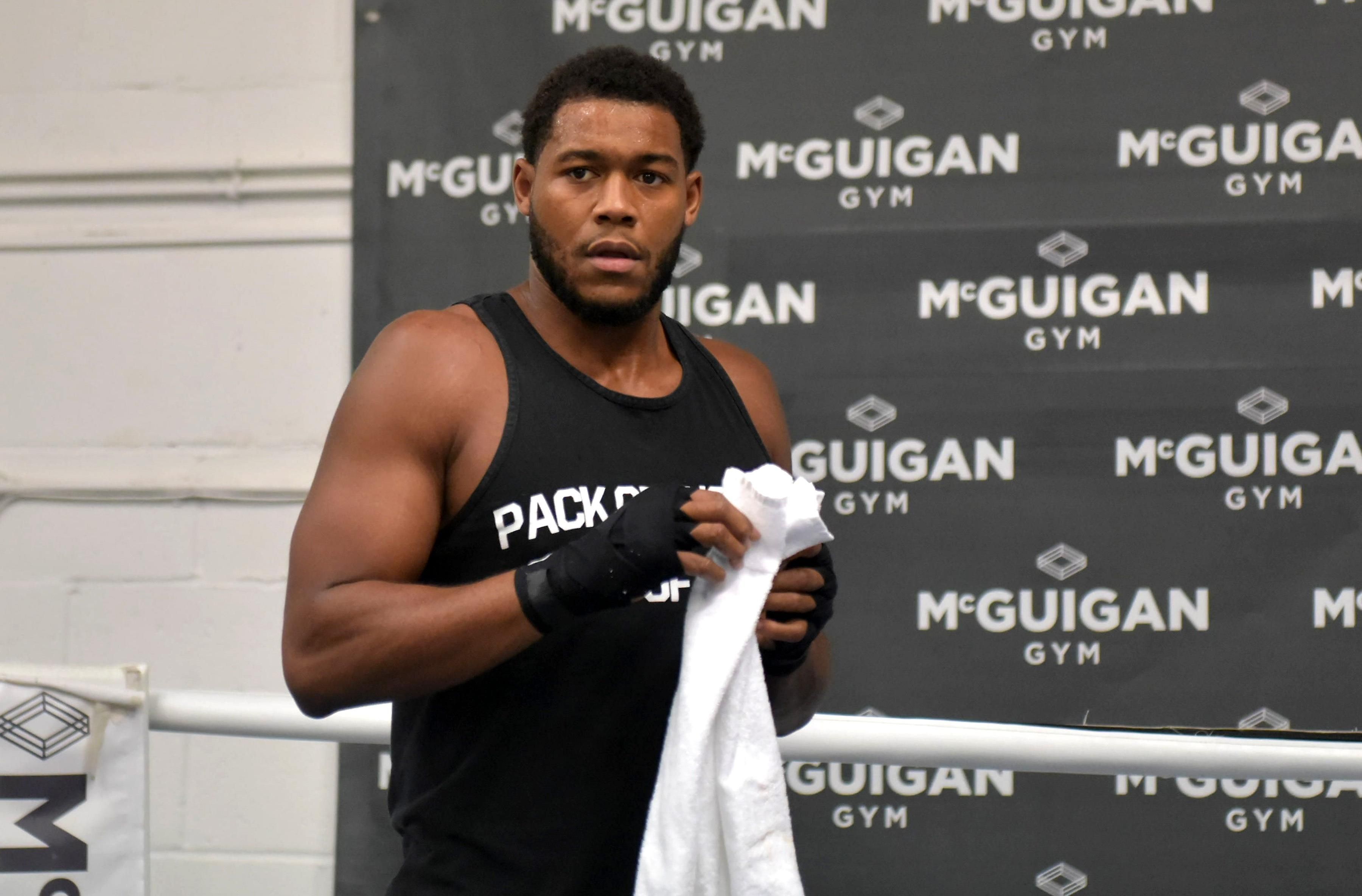 Балакучий боксер Хантер обіцяє перемогти Усика Балакучий боксер Хантер обіцяє перемогти Усика