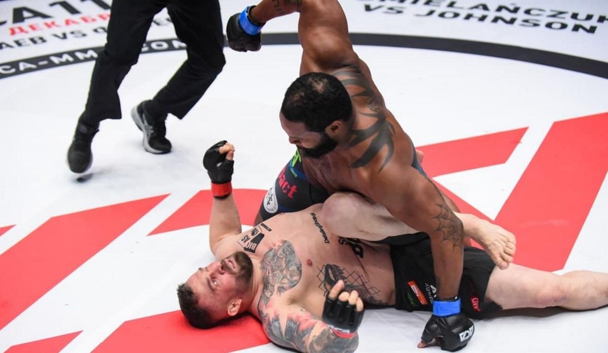 Американец Джонсон мощным нокаутом "выключил" поляка в титульном бою: видео Американец Джонсон мощным нокаутом "выключил" поляка в титульном бою: видео