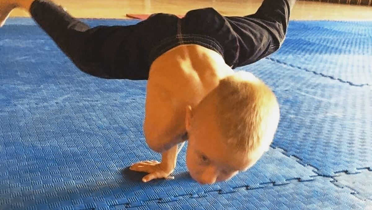9-летний Кирилл Охрименко установил рекорд Украины по отжиманию на одной руке 9-летний Кирилл Охрименко установил рекорд Украины по отжиманию на одной руке