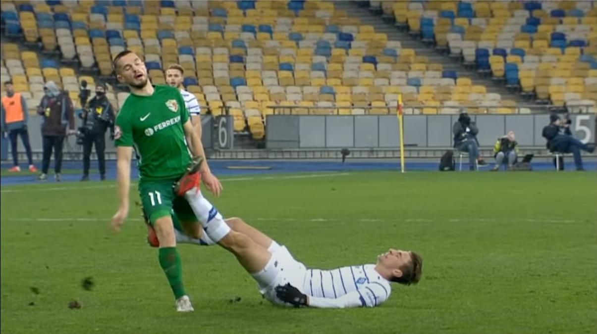Як захисник "Динамо" Забарний грубо зіграв проти Степанюка й отримав пряму червону картку: відео