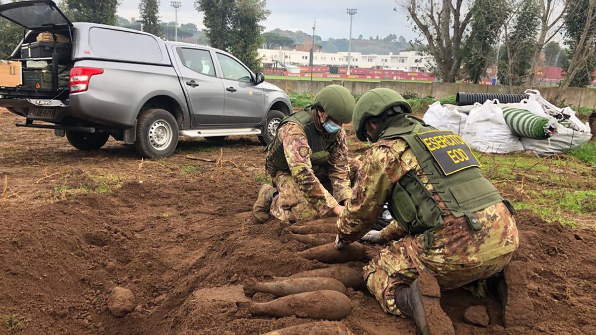На базі італійської "Роми" знайшли 20 снарядів часів Другої світової війни: фото На базі італійської "Роми" знайшли 20 снарядів часів Другої світової війни: фото